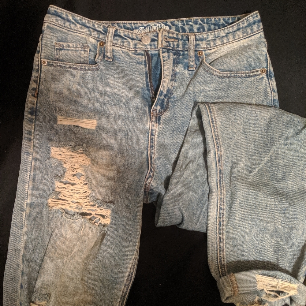 5️⃣Distressed Mom Jeans